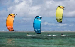 Ozone Zephyr V5 Kiteboard Kite -Sports Shop Zephyr V5 action 2 888x560 35417.1572443758